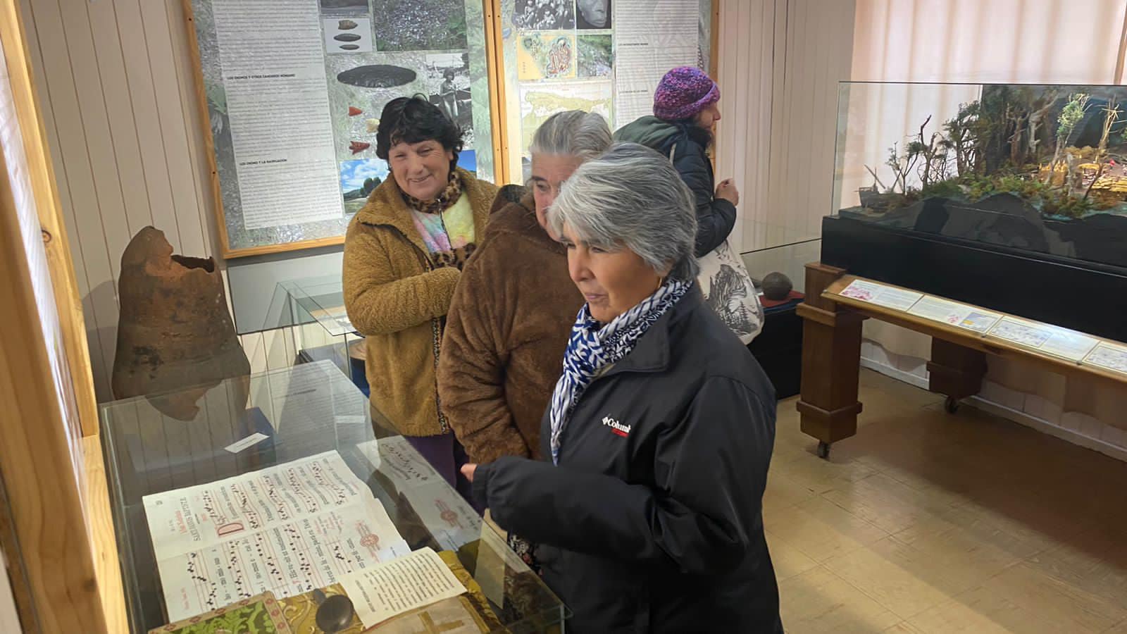 Centro Diurno de Adultos Mayores acerca la cultura a usuarios del sector rural a través de visita guiada al Museo de Castro