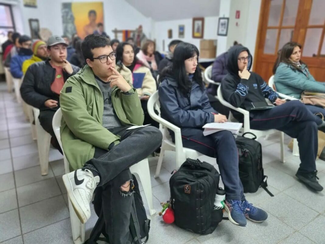 Realizaron REALIZARON CHARLA DE BENEFICIOS ESTUDIANTILES EN PUCÓN – Website de la ...